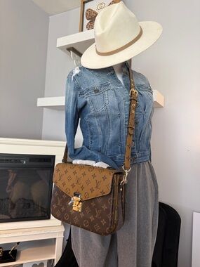 NWOT designer LV Crossbody bag very high-quality original wrapping still on